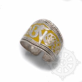 Large bague argentée OM - Fond jaune