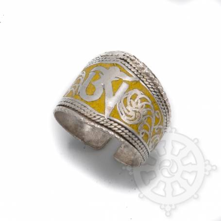 Large bague argentée OM - Fond jaune
