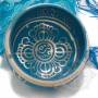 Idée cadeau incluant un bol de méditation turquoise avec coussin coordonné et stick !