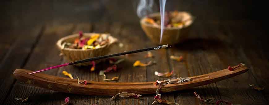 Natuurlijke traditionele wierook ritueel, voorwerpen en advies met betrekking tot de traditie van fumigatie. Enkel natuurlijke producten!, 2019