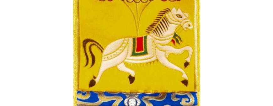 Mehrfarbige Banner, die Symbole des tibetischen Buddhismus darstellen.