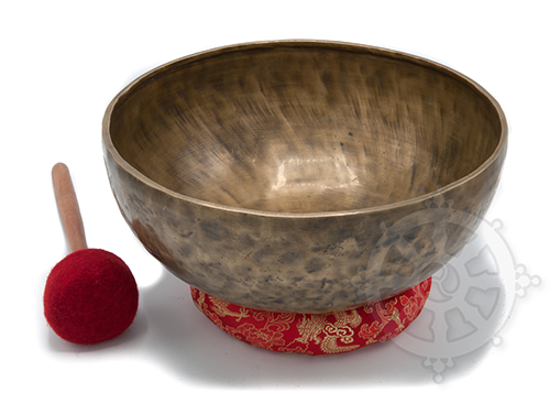 This Tibetan singing 7 metal bowls comes from the famous region of Patan (Nepal), world famous for the exceptional quality of its bowls. Entirely forged and hammered by hand, it is composed of the seven traditional metals (gold, silver, mercury, copper, iron, tin and lead) which give it this incomparable harmonic. This bowl has been tested and chosen for the purity of its dominant note. These Tibetan bowls are therefore perfectly suitable as a therapeutic tool for professionals in vibration therapy or other therapies. It will also be your faithful companion to set the rhythm of your meditation sessions or that of your practice center.